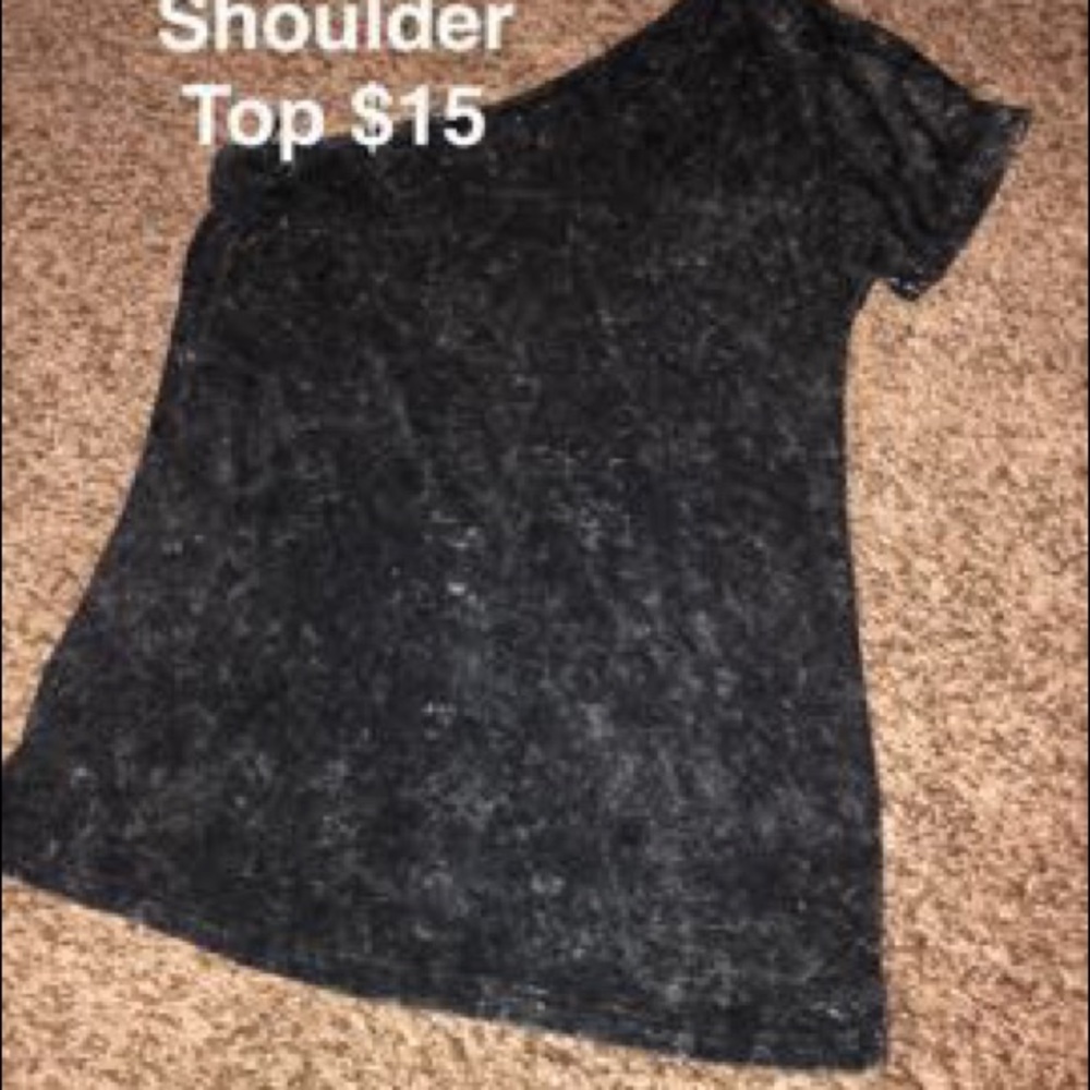OFF THE SHOULDER TOP